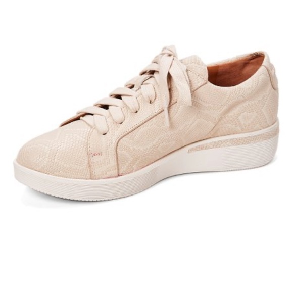 GENTLE SOULS by Kenneth Cole 8M Nude Haddie embossed leather comfort sneakers - Picture 8 of 8